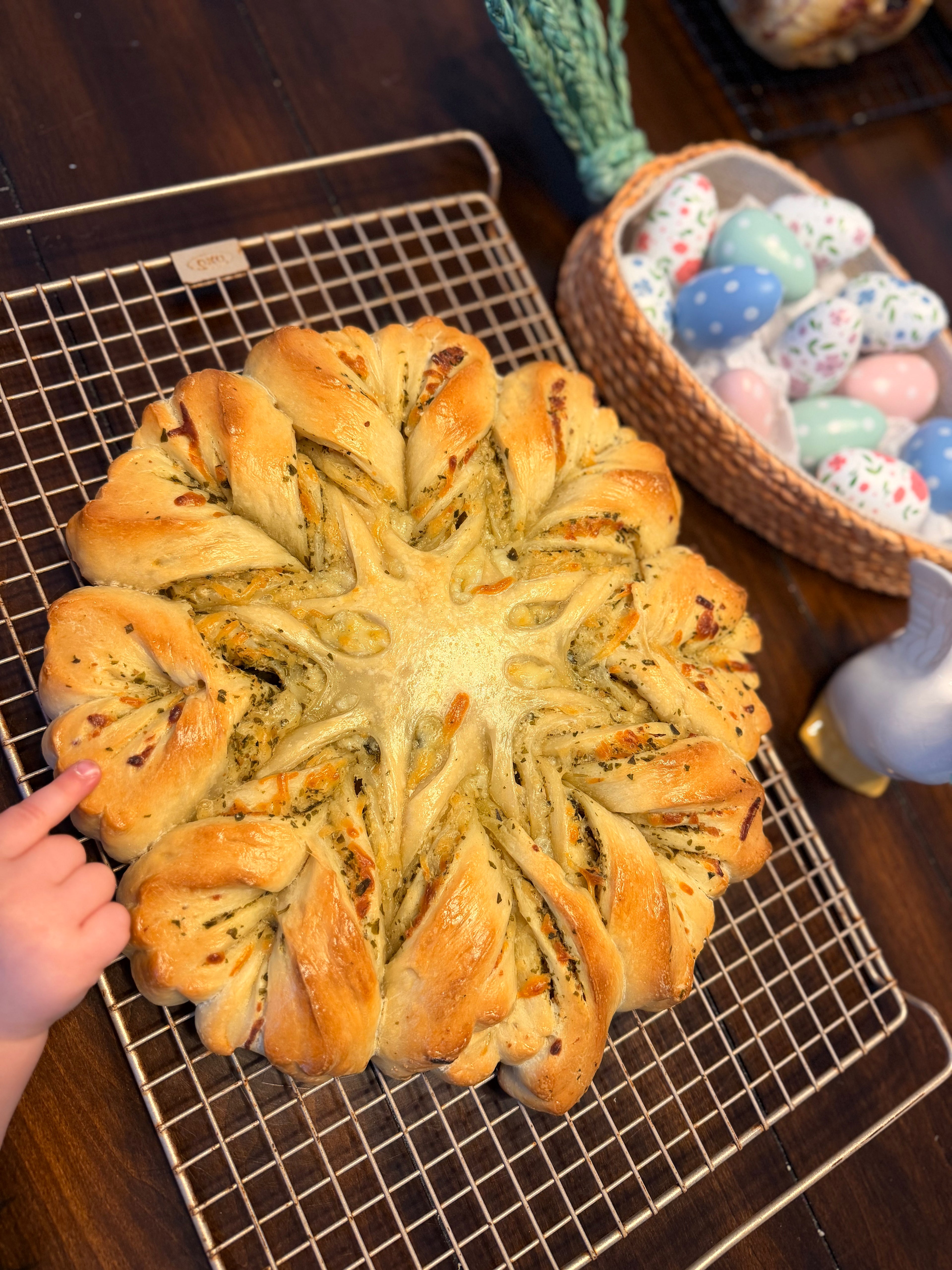 Pesto mozzarella flower bread